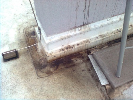 dehtova ujma na nove stresni krytine v dusledku spatne konstrukce kominove strisky